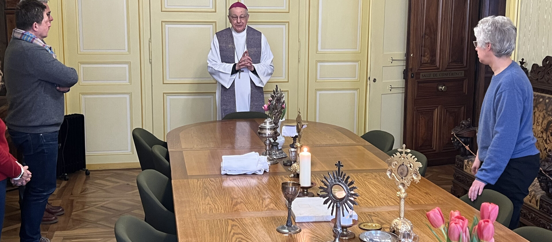 A l'issue de la messe, chacun a pris un objet du culte et l'a déplacé hors de la chapelle. La pierre d'autel contenant les reliques marque la désacralisation de la chapelle | © ECR