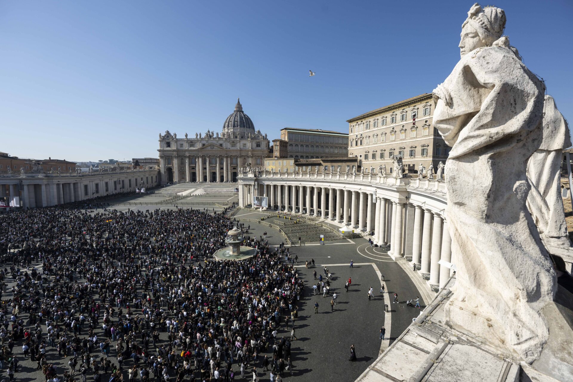 Foule sur la place St-Pierre, angelus du 1er dimanche de Carême 2024 | © Vatican News