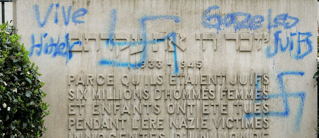 L'extrême droite continue d’être un vecteur d’expression et de propagation d’une idéologie antisémite, rappelle la CICAD | photo: grafitis antisémites découvertes sur la grande synagogue Beth Yaacov de Genève, en avril 2005 | © Martial Trezzini/Keystone