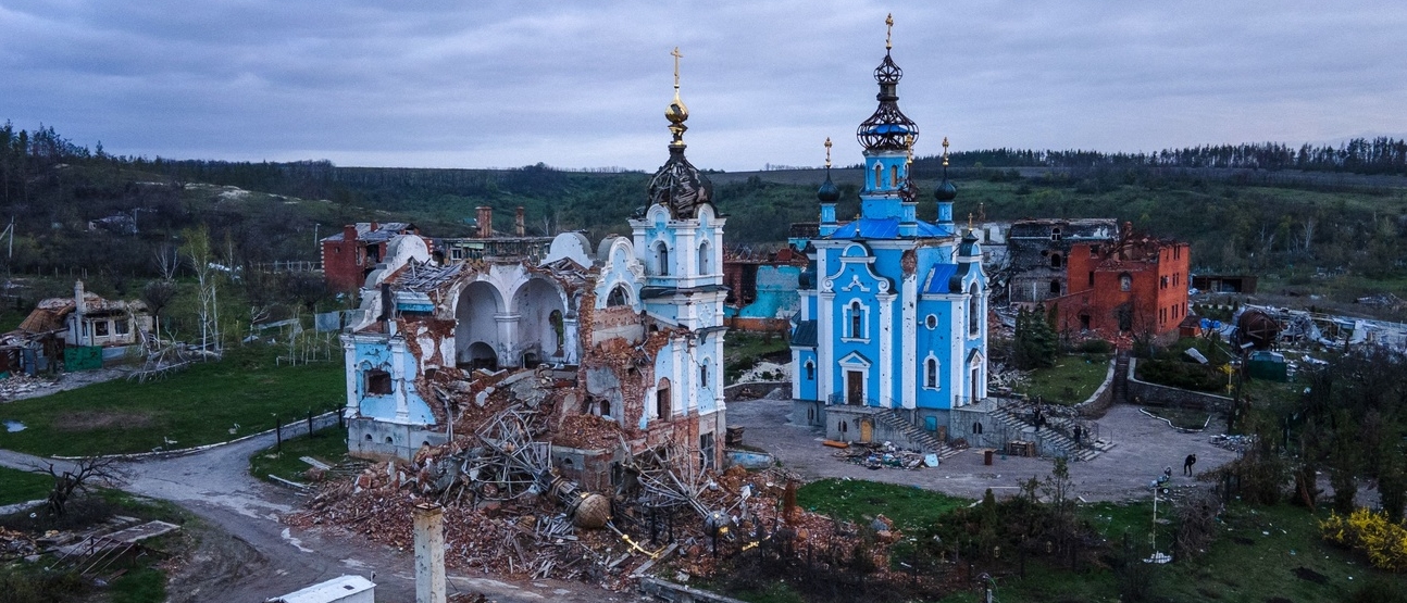 Eglises détruites dans le village de Bohorodychne, dans la région de Donetsk, en avril 2023 | KEYSTONE/AFP/IHOR TKACHOV