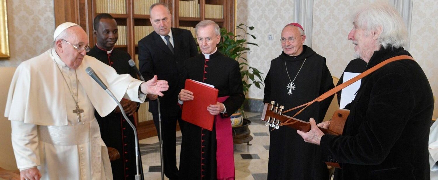 Dans la délégation de la "Diaconie de la beauté" se trouvait le chanteur Hugues Aufray | © Vatican Media