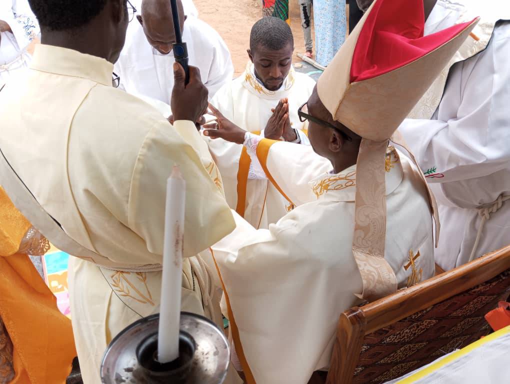 Un style vestimentaire emprunté aux catholiques | Photo: page Facebook de la Old Roman Catholic Church Latin Rite Nigeria