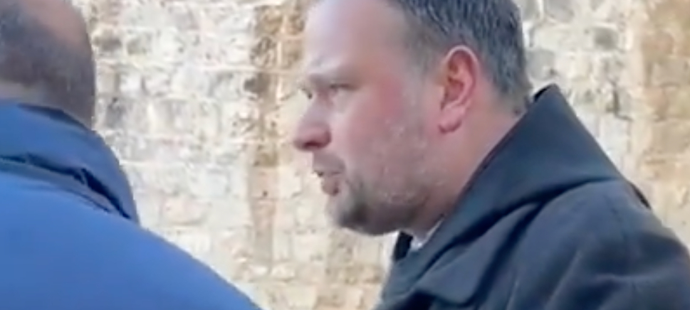 Extrait de la vidéo montrant le moine bénédictin Nikodemus Schnabel aux prises avec deux jeunes agressifs | capture d'écran X
