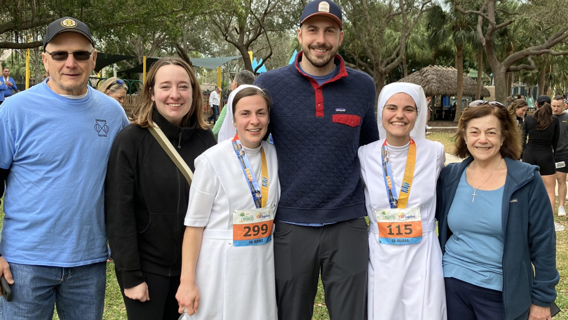 Soeur Nicole (à g.) et soeur Juliana à (à dr.) entourées de leurs proches à l'issue du semi-marathon | DR 