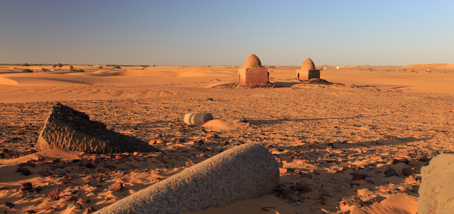Des ruines d'une ancienne église chrétienne, avec des sanctuaires musulmans en arrière-fond, au Soudan | © photo d'illustration:  Valerian Guillot/Flickr/CC BY 2.0