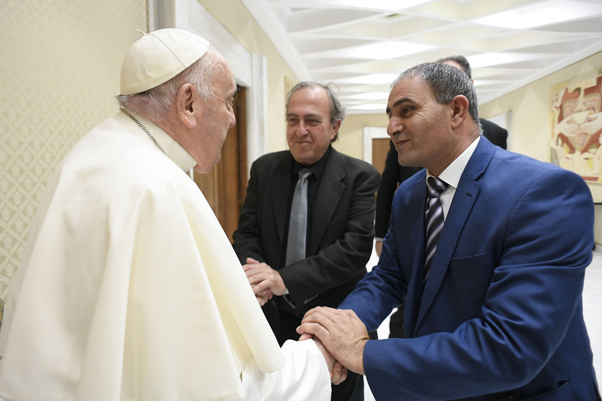 Très ému, le pape rencontre l’Israélien Rami Elhanan et le Palestinien Bassam Aramin, 27 mars 2024 | © Vatican medias