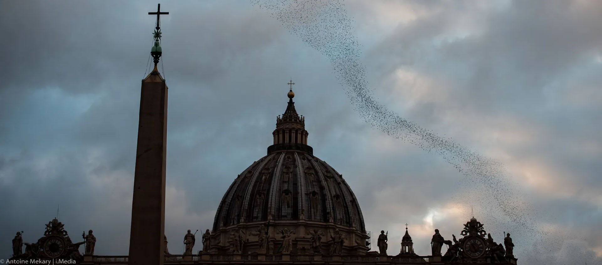 Comme des centaines de monuments dans le monde, la coupole de la basilique St-Pierre s'est éteinte durant une heure | © Antoine Mekary/I.Média