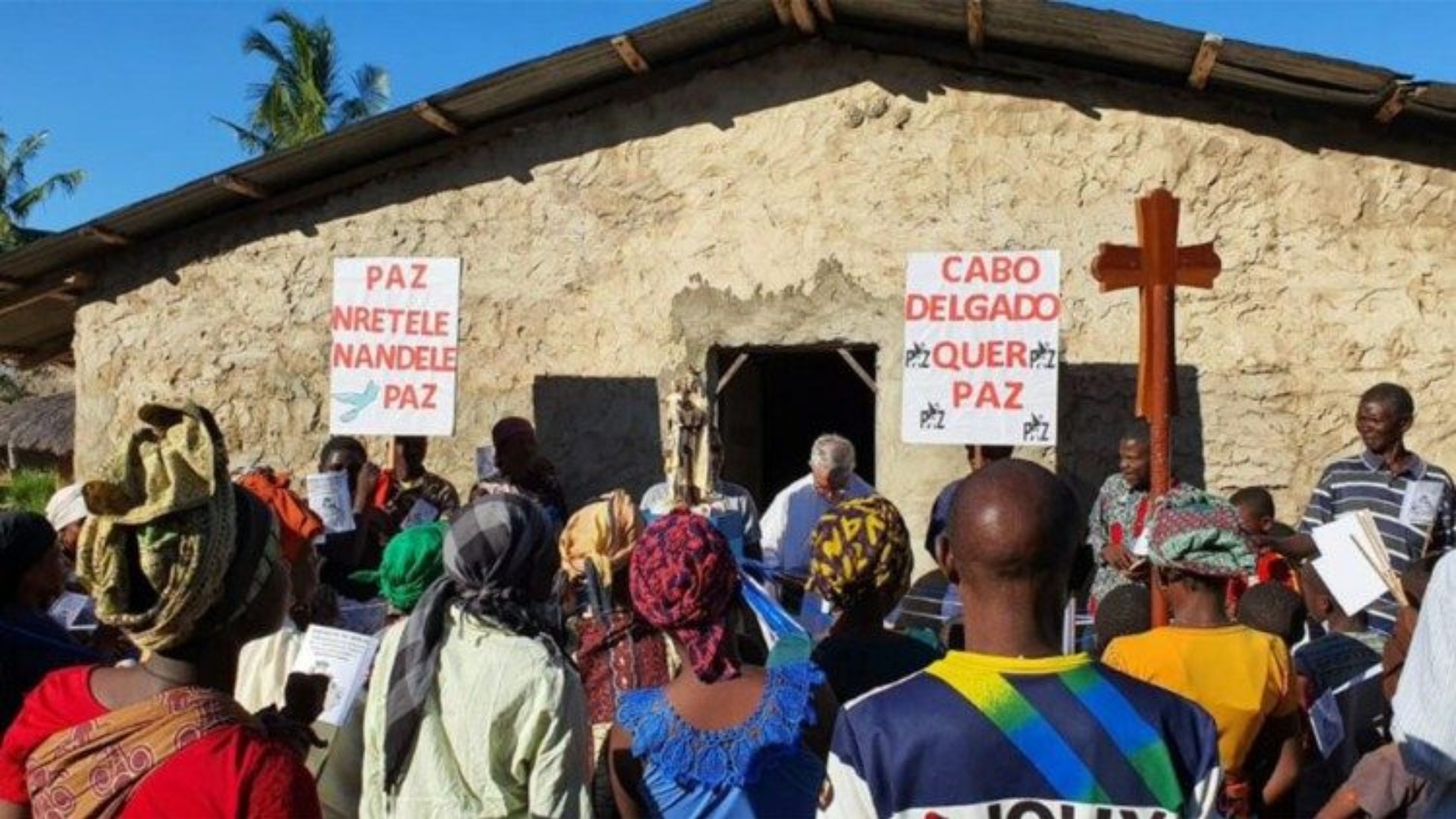 Des chrétiens devant une église de la province mozambicaine de Cabo Delgado appellent à la paix  | © Vatican Media