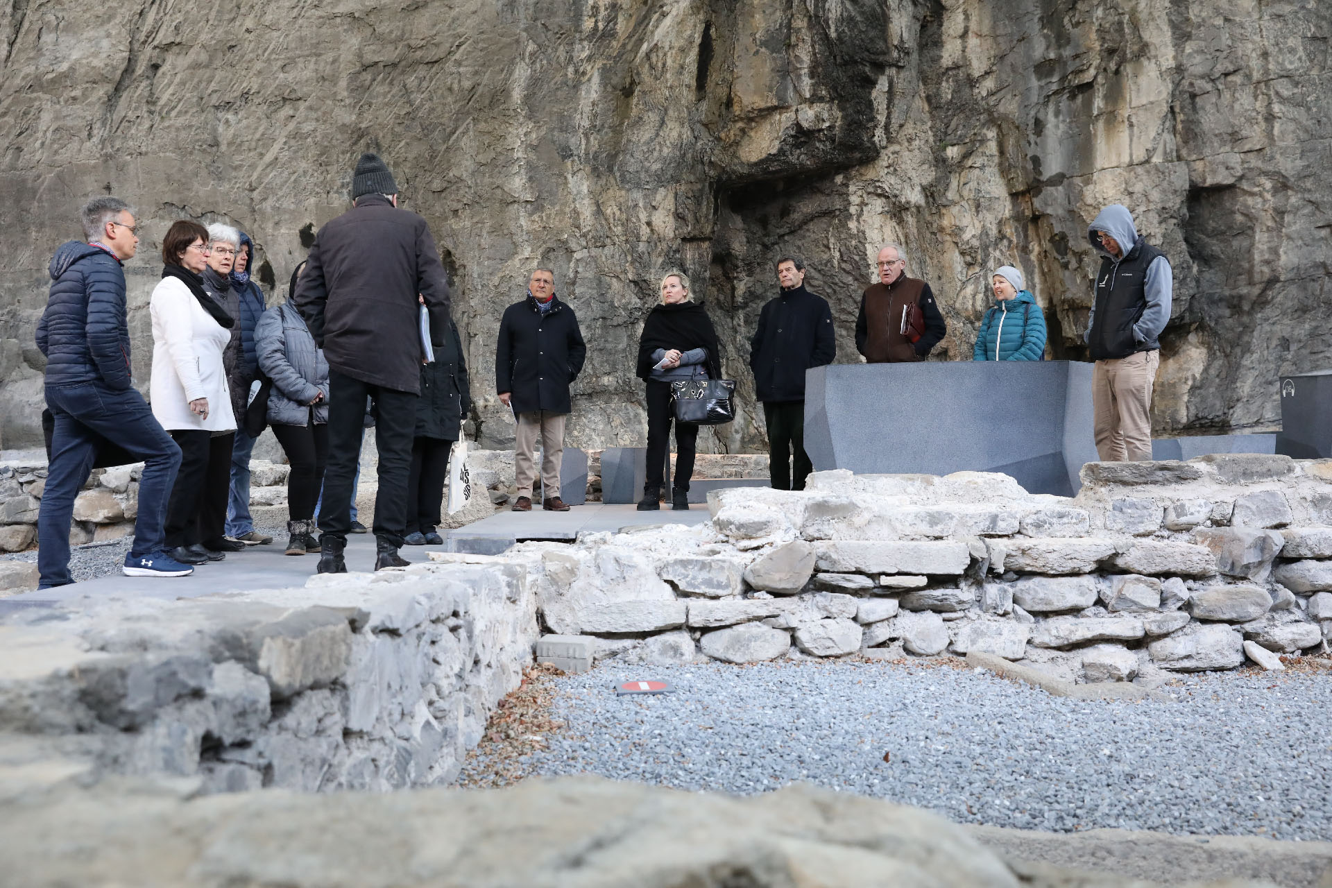 Les apprentis-guides écoutent, malgré le froid les explications de Michel Galiker | © Bernard Hallet