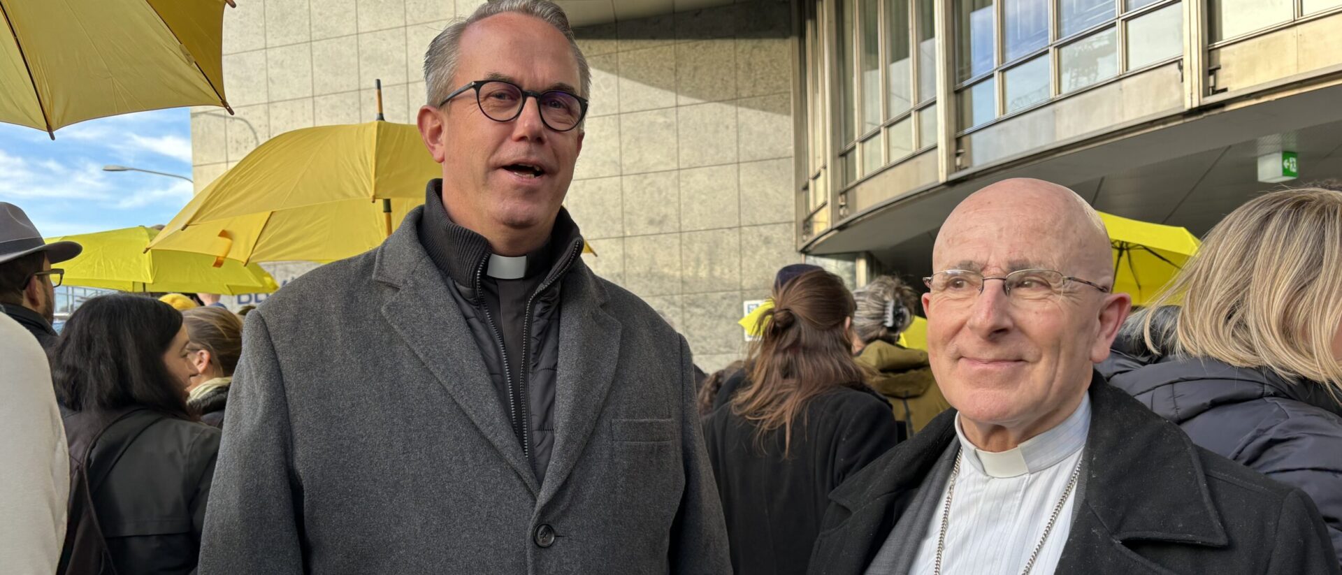 Martin Stewen, vicaire de la paroisse St-Pierre-et-Paul de Zurich (à g.), et Mgr Joseph Bonnemain, évêque de Coire, étaient à la veillée suite à l'agression d'un juif à Zurich | © Magdalena Thiele