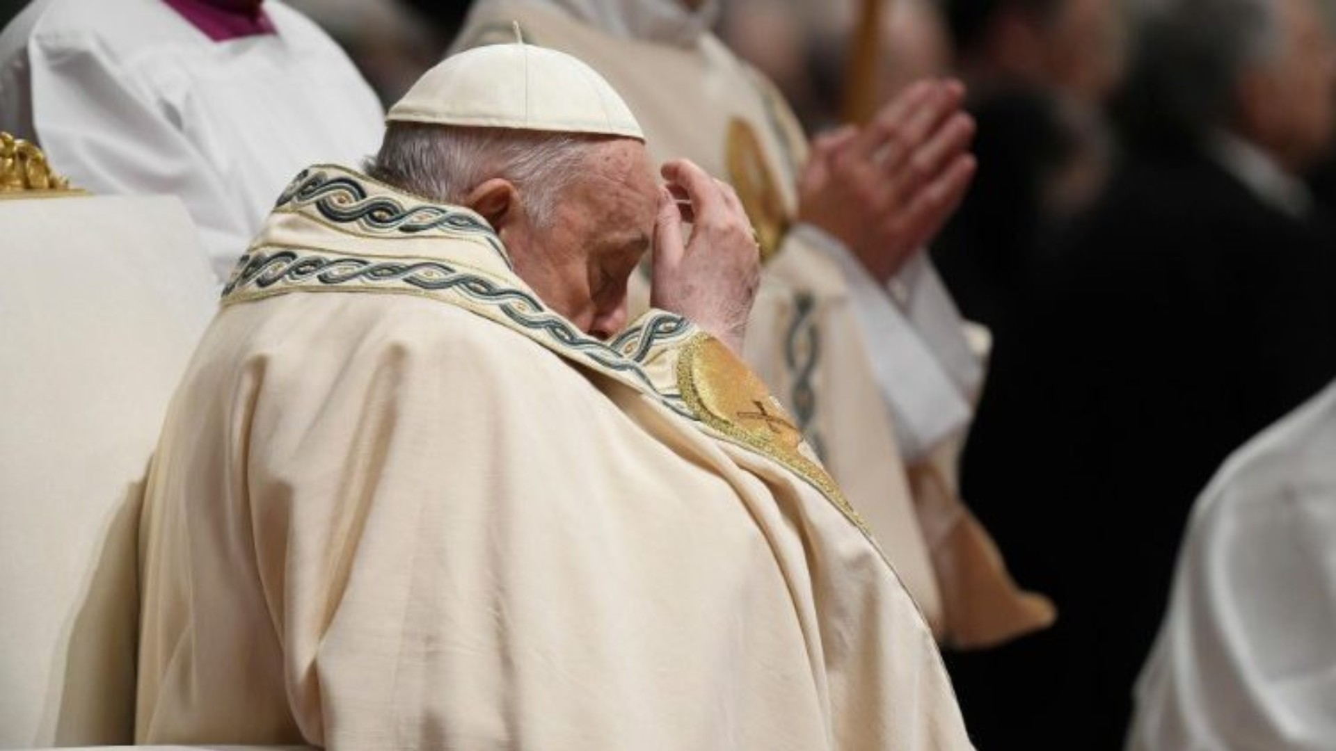 Le pape François en prières lors de la vigile pascale le 30 mars  | © Vatican Media