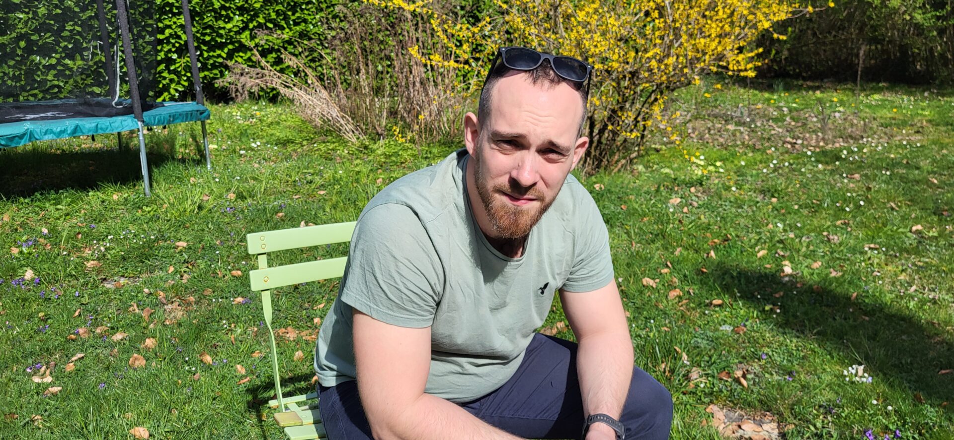 Nicolas dans son jardin. Ce capitaine de l'armée suisse sera baptisé le 31 mars 2024 | © Lucienne Bittar