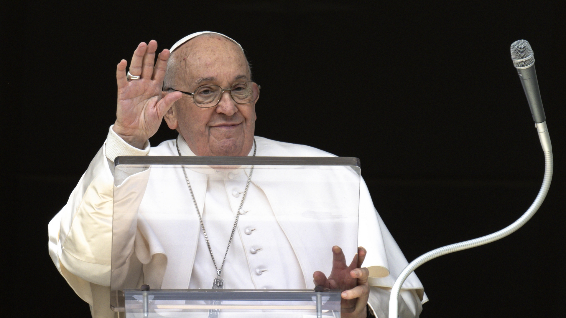 Le pape François salue la foule lors de l'angelus  |  Vatican Media