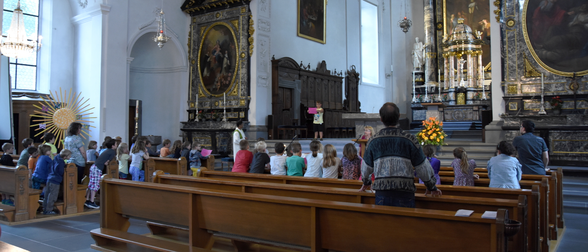 Des élèves de l'école d'Altdorf (UR) assistant à une messe | © DR