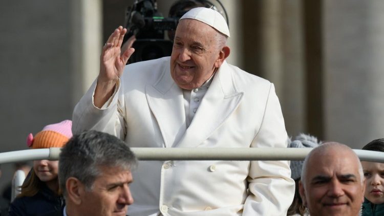 Le pape salue les fidèles sur la Place St-Pierre, 13 mars 2024 | © Vatican media