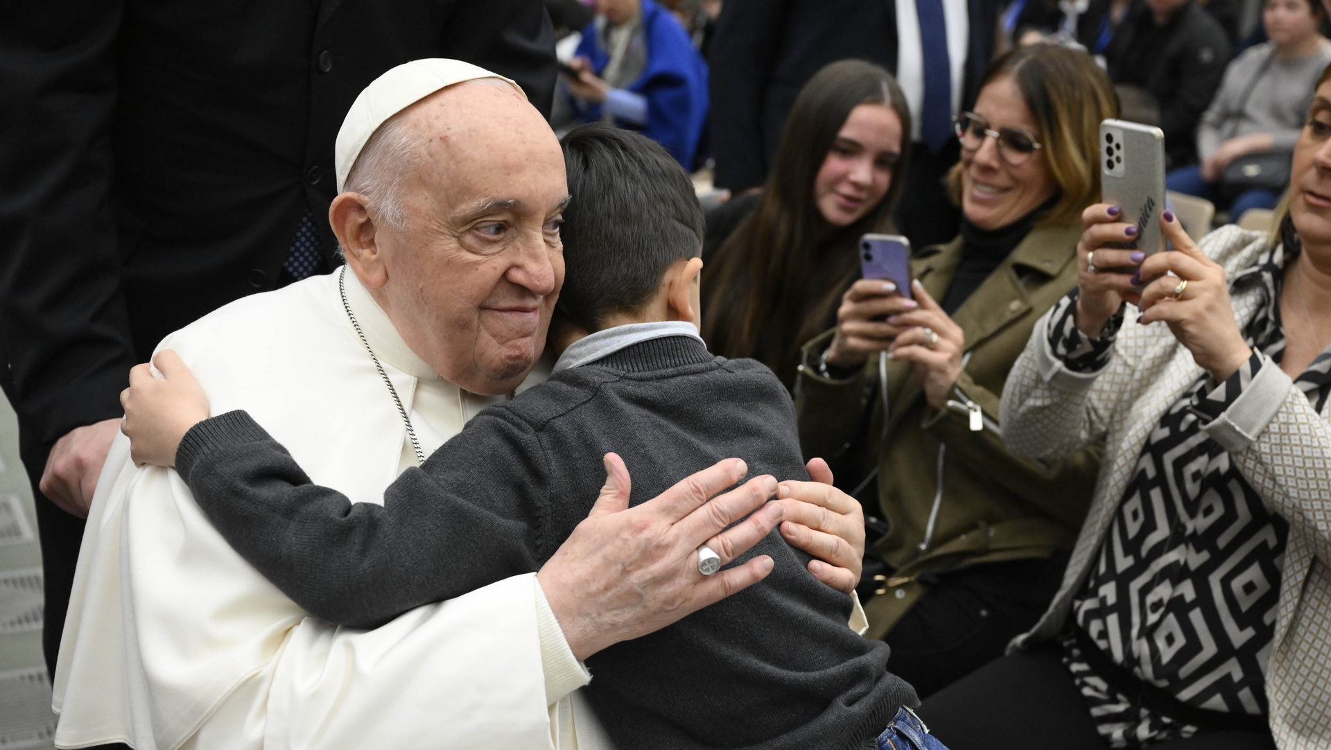 Le pape François rencontre le enfants de l'hôpital du Bambino Gesu | Vatican  Media