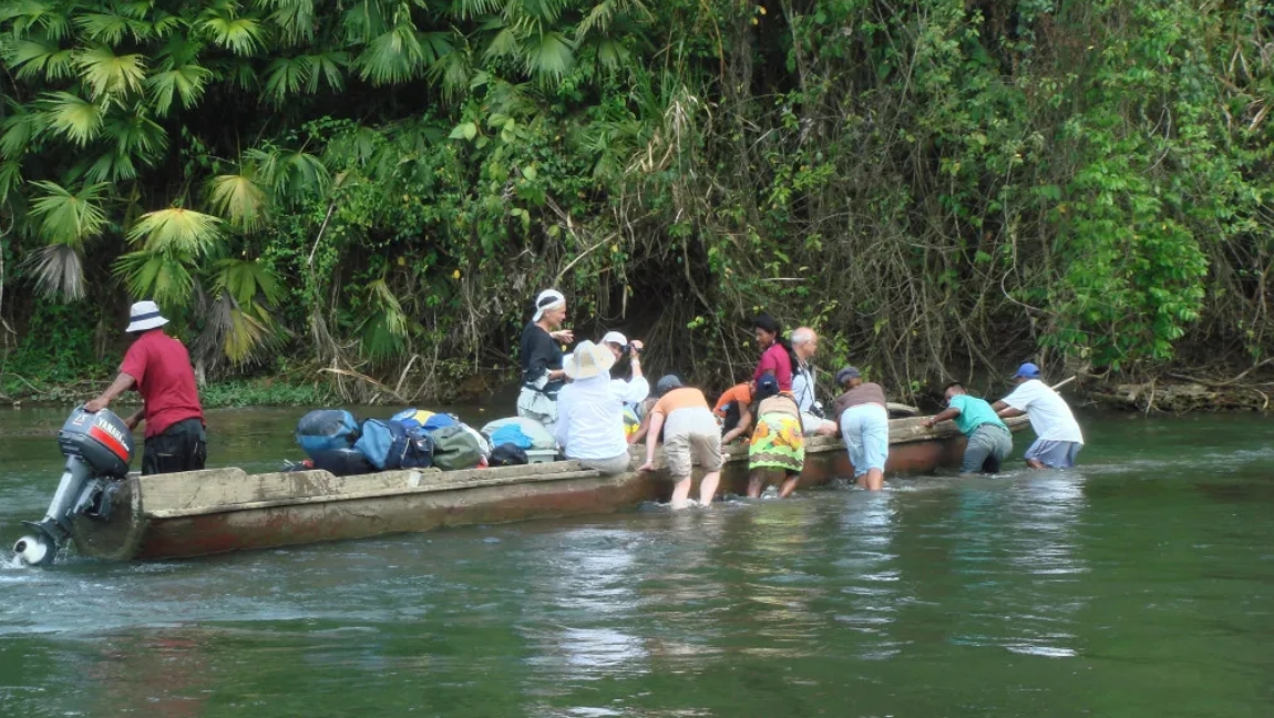 Une famille sur une pirogue dans la jungle du Darien | © Flickr - Thierry Leclerc.