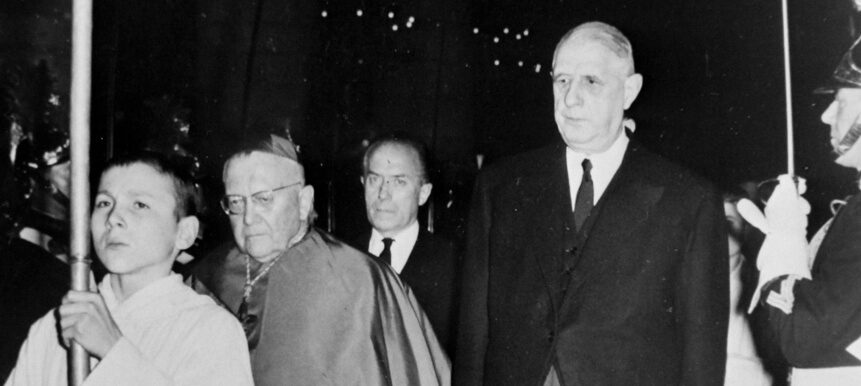 Charles de Gaulle lors d'une messe en hommage à Jean XXIII, à Paris en 1963 | © Keystone