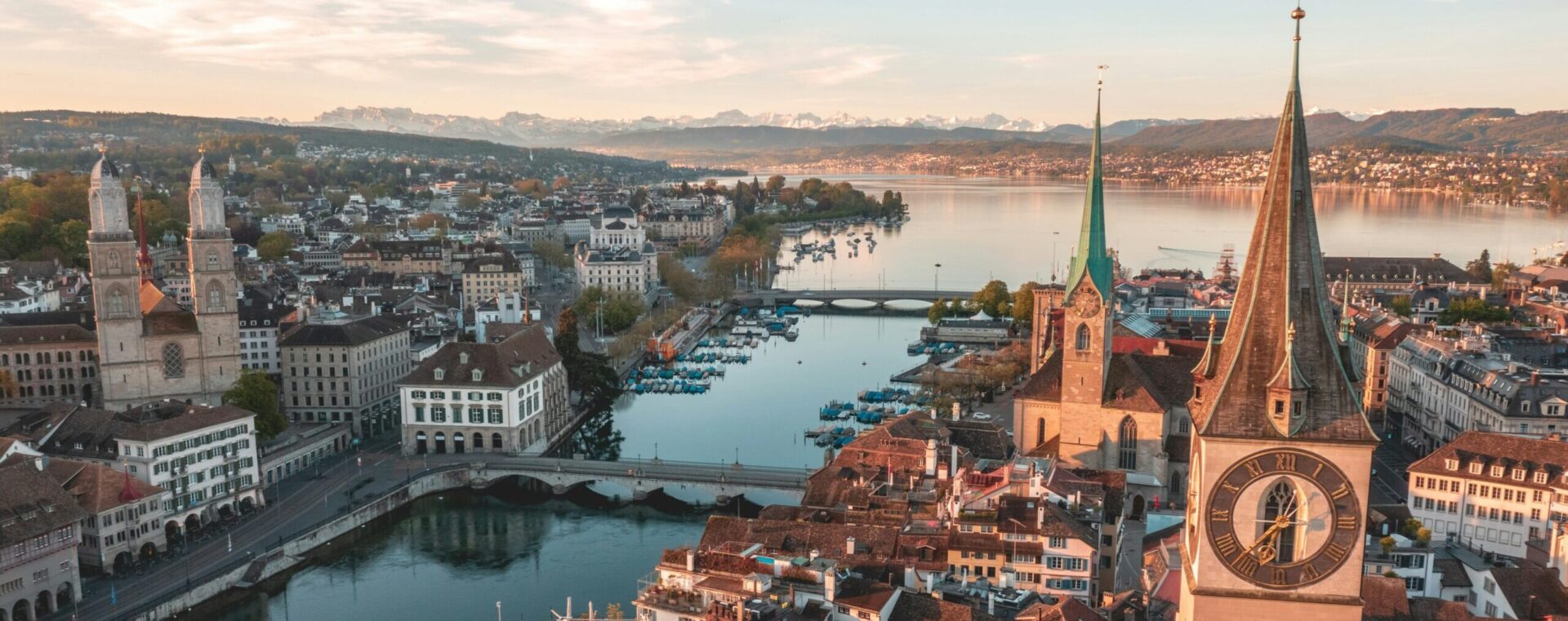 Zurich: La Limmat entourée des églises Grossmünster (à g.), Fraumünster et Saint-Pierre (à d.) | © Henrique Ferreira/Unsplash