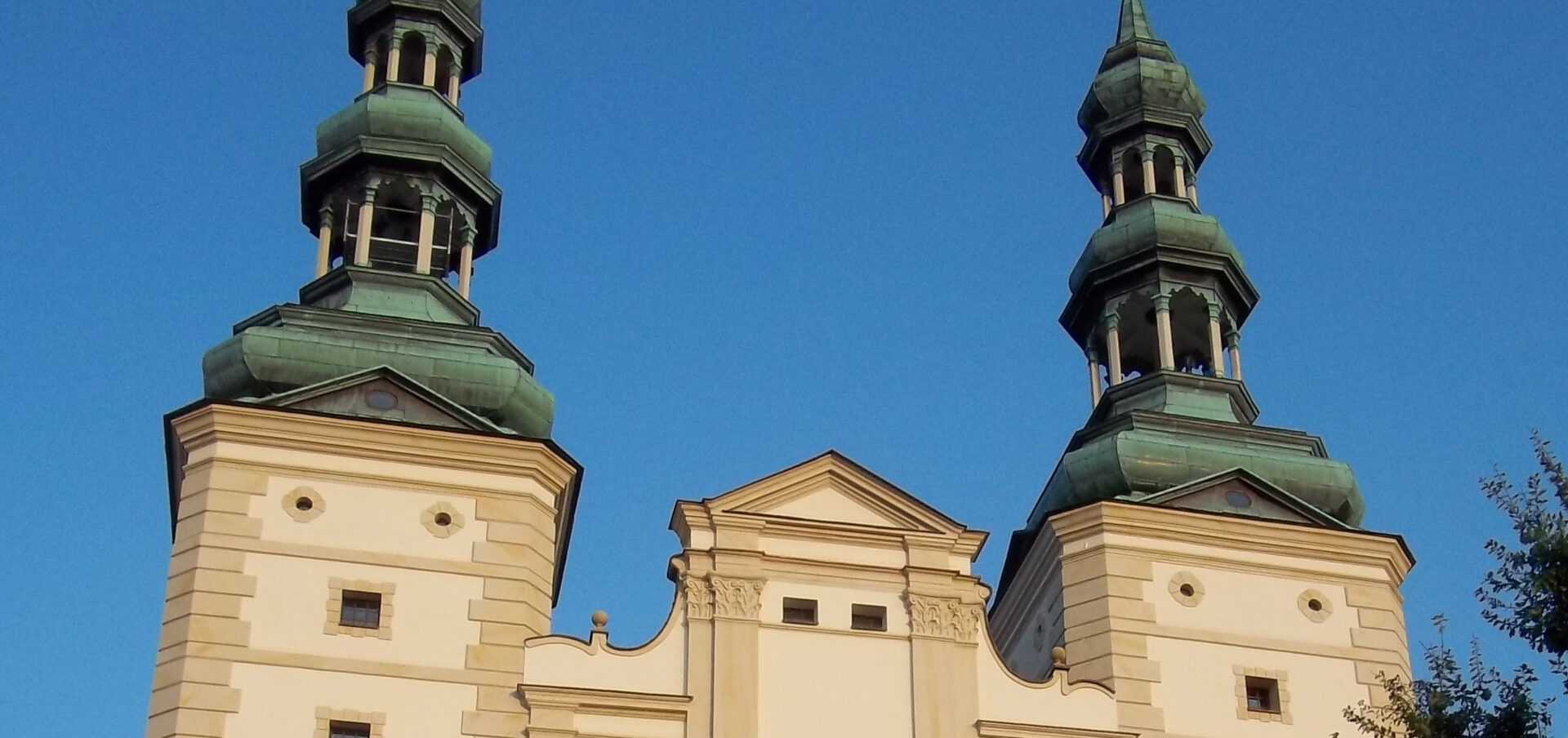 Les clochers de la cathédrale de Lowicz, au centre de la Pologne | © michalmarczyk/Wikimedia Commons/ CC BY-SA 4.0