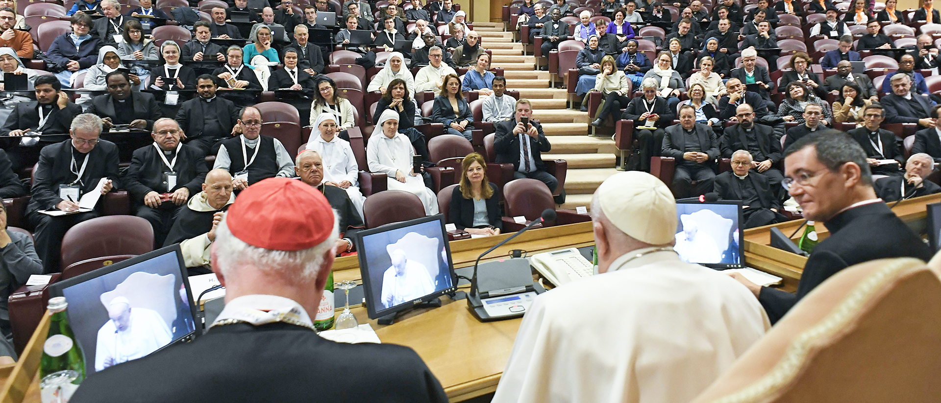 Le pape fait lire ses discours par Filippo Ciampanelli (à d.), un jeune prêtre italien | © Vatican Media