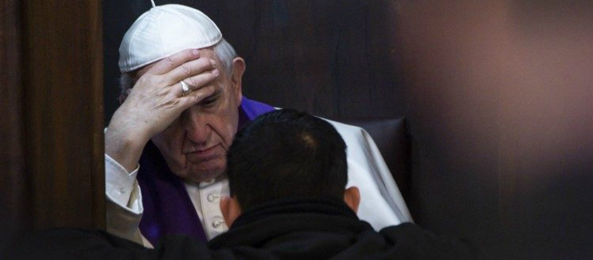 L'initiative '24 heures pour le Seigneur' promeut le sacrement de la confession | photo: le pape François recevant un prêtre en confession, en 2019 à la cathédrale Saint-Jean-de-Latran ©  Vatican Media 