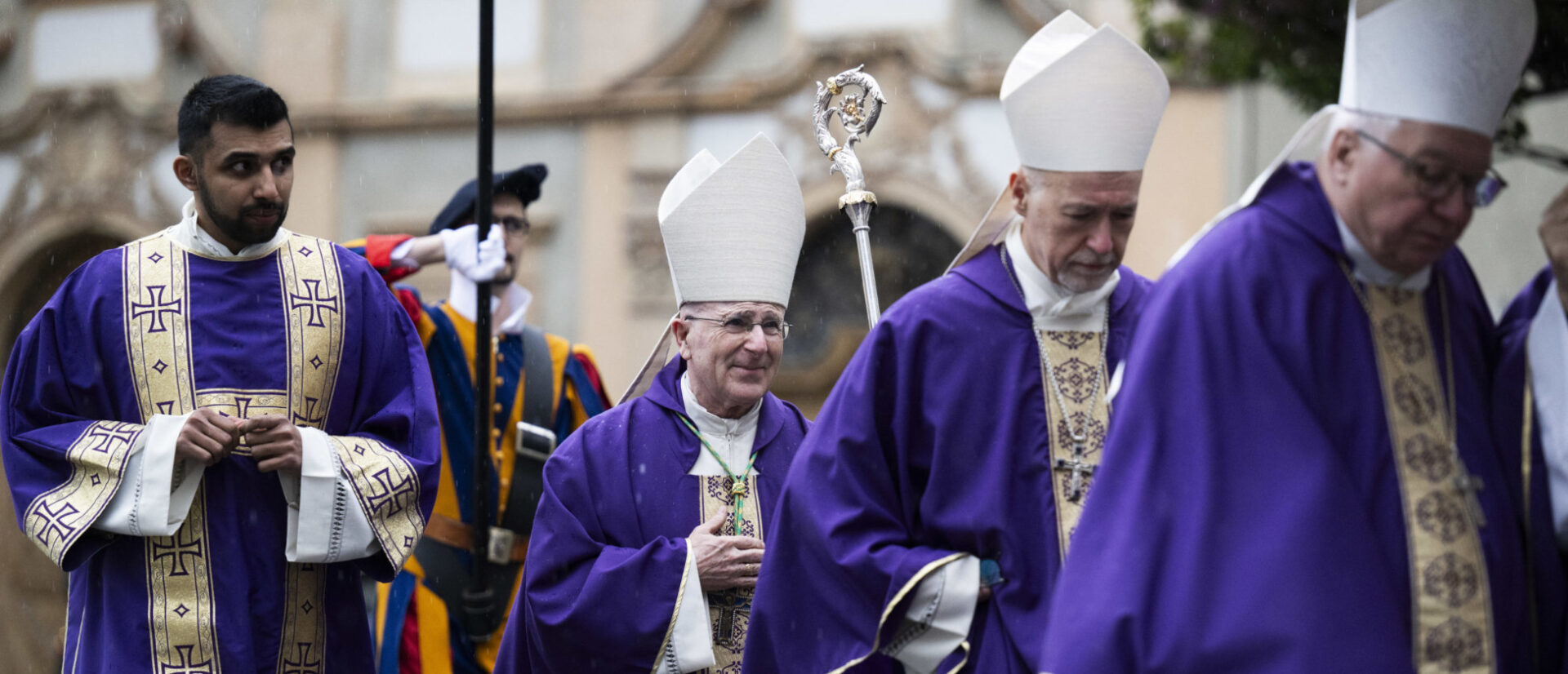 Mgr Joseph Bonnemain, évêque de Coire, précédé de Mgr Martin Krebs, nonce apostolique en Suisse et de Mgr Markus Büchel, évêque de St-Gall, entre dans la cathédrale | ©  Bistum Chur/Gian Ehrenzeller