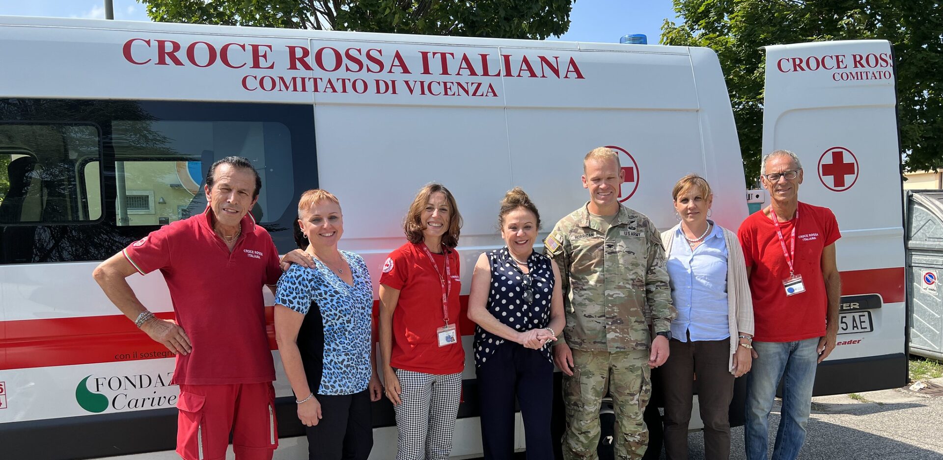 Un groupe de volontaires de la Croix rouge italienne, dont le pape a loué l'engagement, le 6 avril 2024 | © USAG Italy/Flickr/CC BY-NC 2.0