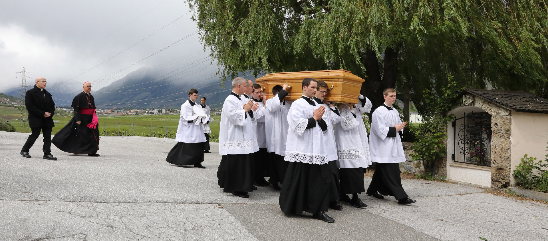 A l'issue des funérailles de Mgr Huonder, Mgrs Bonnemain et Elganti ont accompagné leur confrère jusqu'à sa dernière demeure | © Bernard Hallet