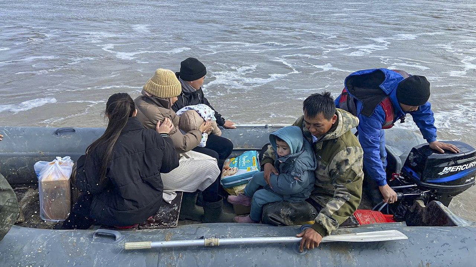 Des victimes d'inondations au Kazakhstan sont évacuées, 8 avril 2024 | © Keystone/EPA/Kazakhstan emergencies ministry