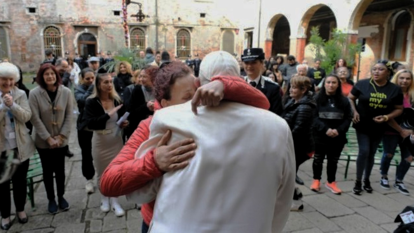 Le pape François et une détenue de la prison de la Giudecca à Venise | ©  Vatican Media