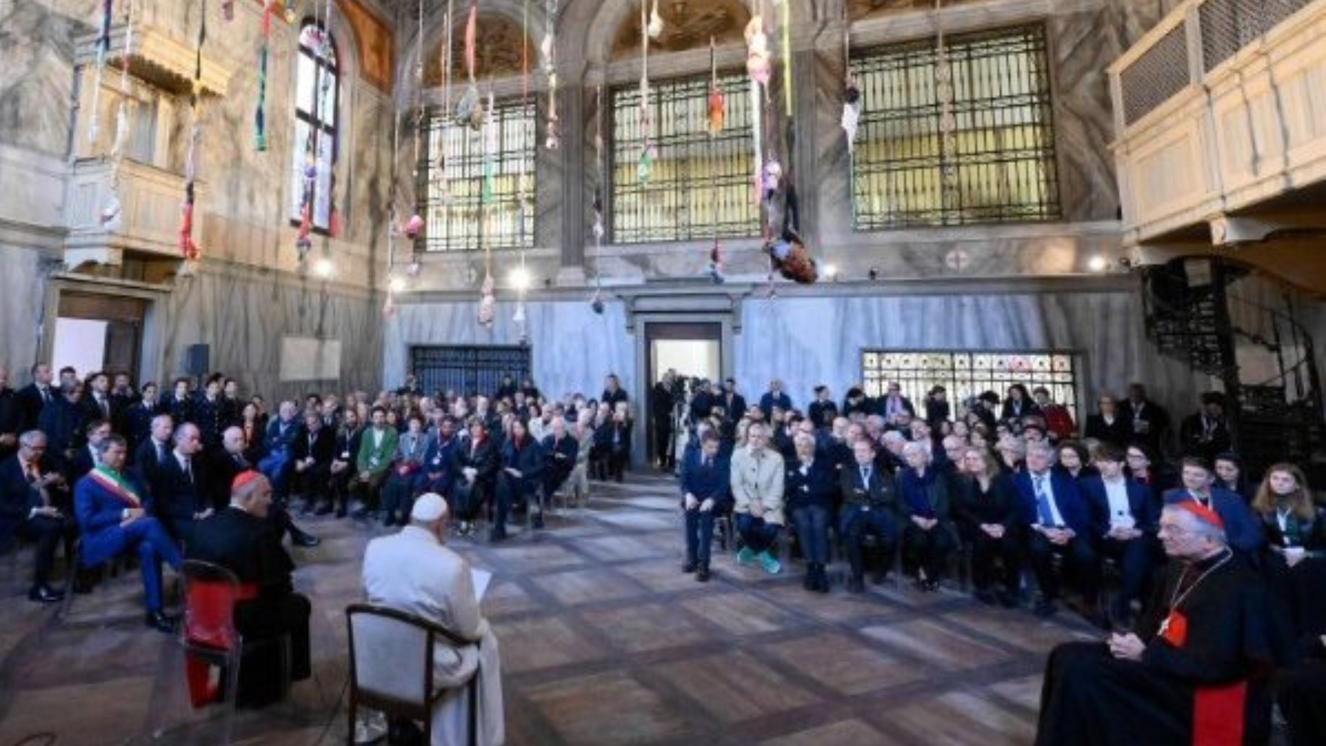 Le pape François rencontrant les artistes dans la chapelle Sainte Madeleine de la Giudecca  | ©  Vatican Media