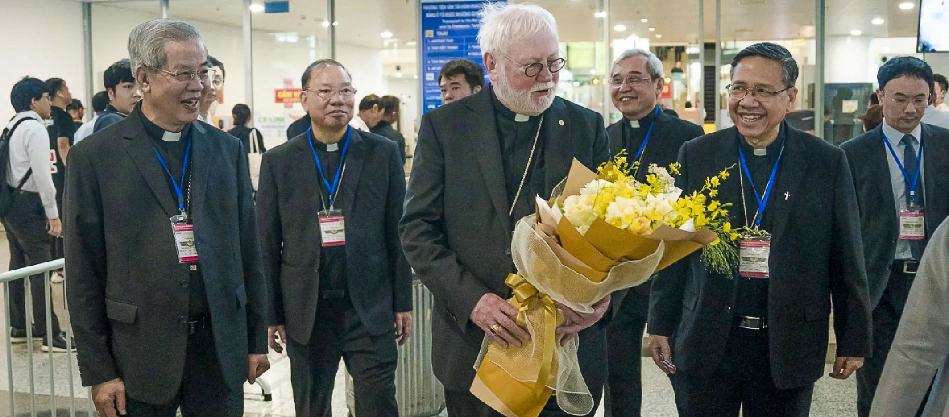 Mgr Paul RIchard Gallagher a été chaleureusement accueilli à son arrivée à Hanoï | © tonggiaophanhanoi.org