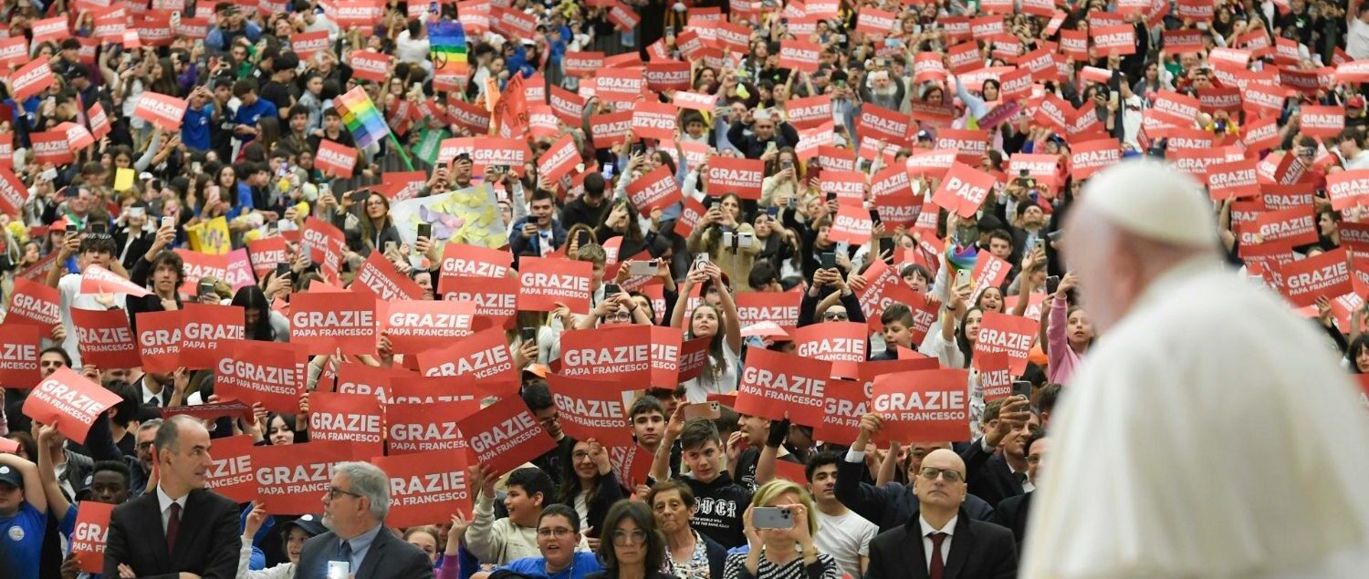 Les élèves du Réseau national des écoles de la paix reçus par François en salle Paul VI, le 19 avril 2024 | © Vatican Media