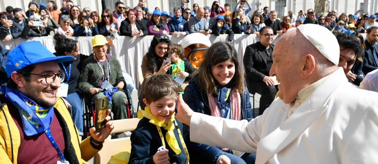 Le pape François salue les membres de l'Action catholique italienne lors de l'audience du 24 avril 2024, place Saint-Pierre | © Vatican Media