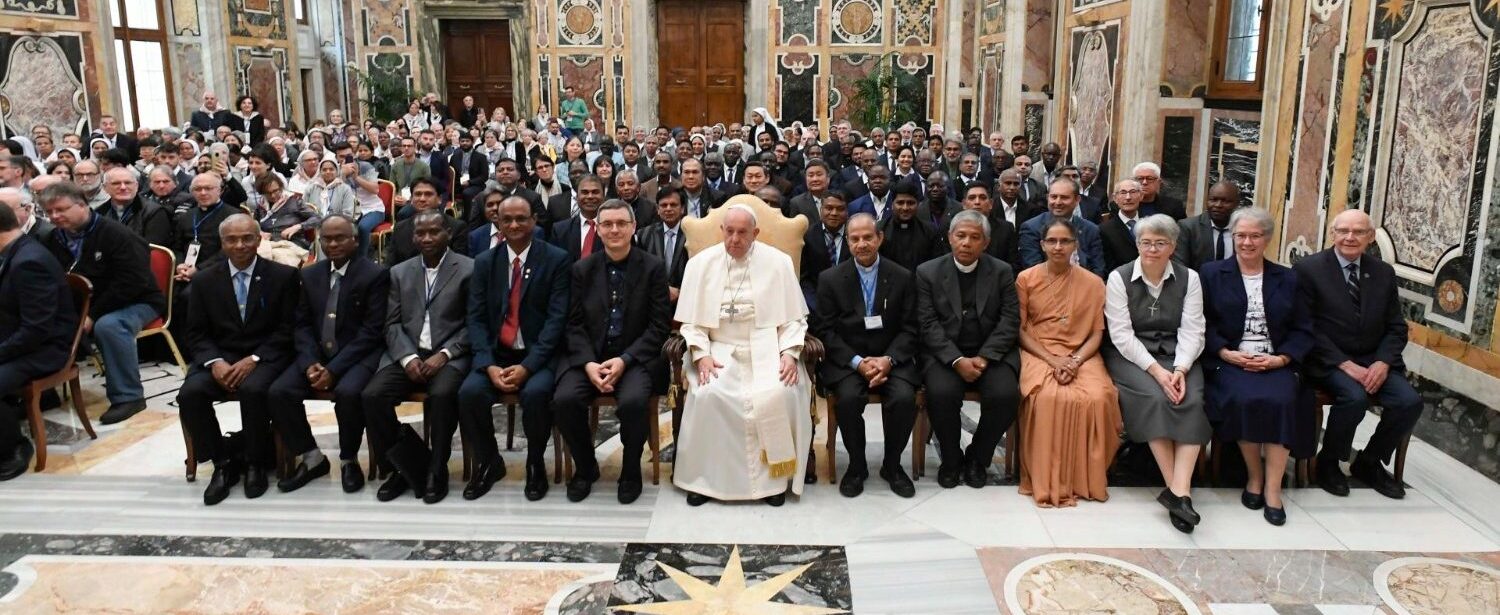 Le pape François parmi le participants au Chapitre général des congrégations religieuses "Les Fils de la Charité Canossiens" et "Les Frères de Saint-Gabriel", le 29 avril 2024 | © Vatican Media