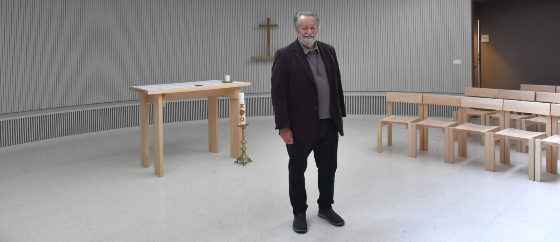 L'abbé Marc Donzé dans la chapelle de l'Espace Maurice Zundel | © Raphaël Zbinden