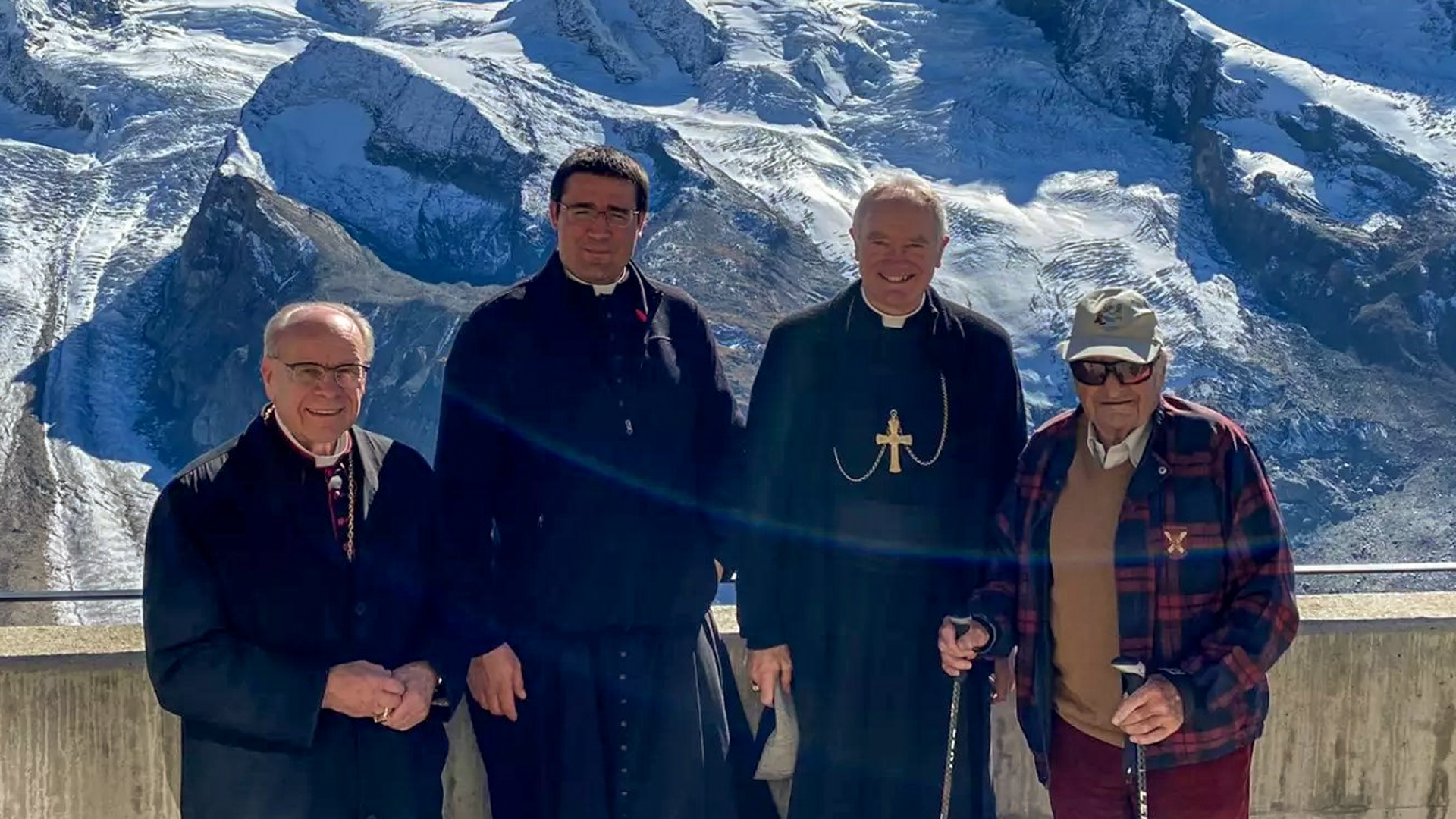 Mgr Vitus Huonder (à g.) lors d'une excursion à Zermatt avec l'Abbé Thibaud Favre, supérieur suisse de la FSSPX et Mgr Bernard Fellay ancien supérieur général | DR FSSPX
