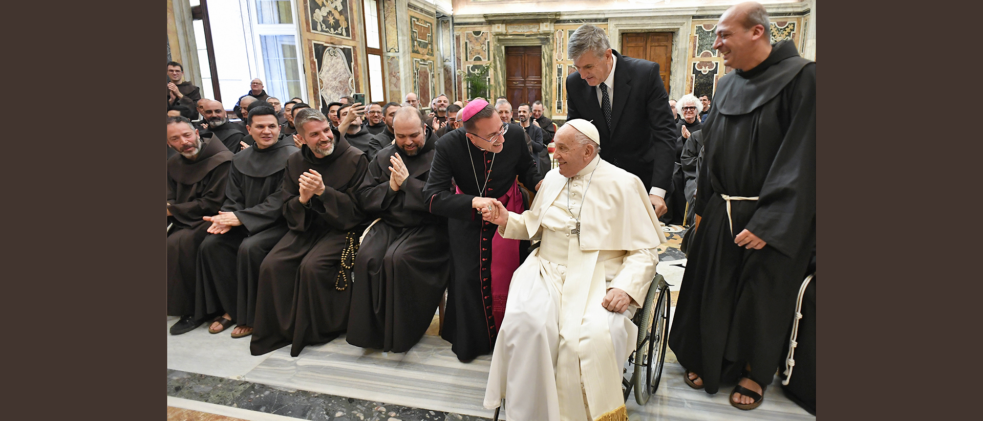 François aux franciscains: "Votre habit fait penser à saint François et aux grâces reçues" 5 avril 2024 | © Vatican media