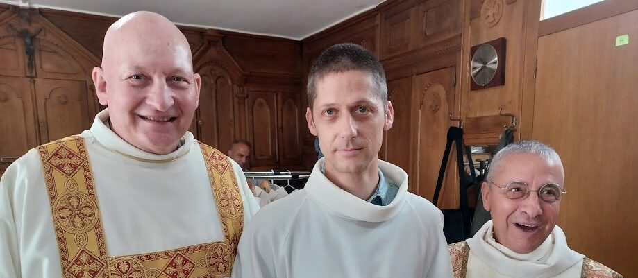 Le nouveau diacre Antoine Chevalley, entouré de Daniel Pittet (à g.) et de Mario Zinzi, à la sacristie de l'église du Sacré-Cœur de Montreux | © Bernard Litzler