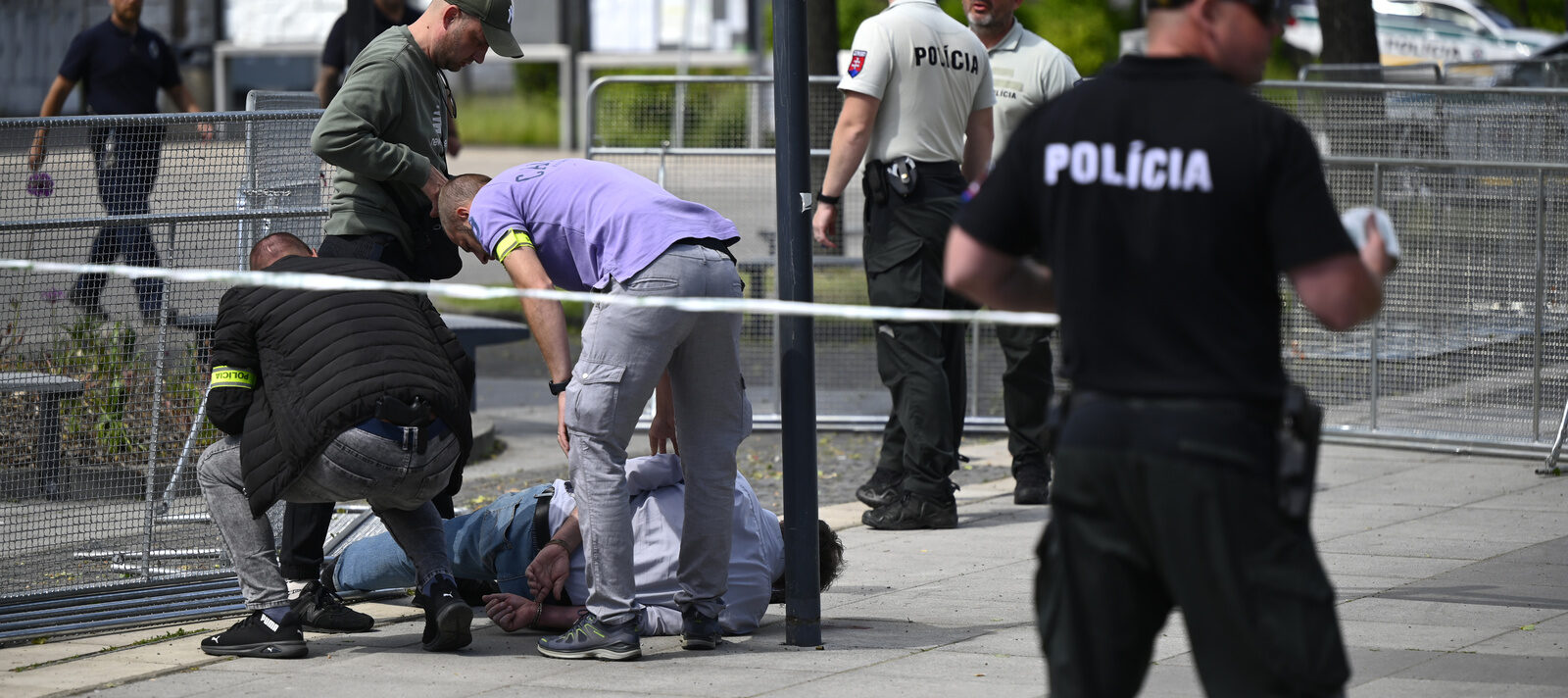 Un homme est appréhendé après les coups de feu contre le Premier ministre slovaque Robert Fico, le 15 mai 2024, à Handlova (Slovaquie) | © KEYSTONE/XINHUA/News Agency of the Slovak Republic
