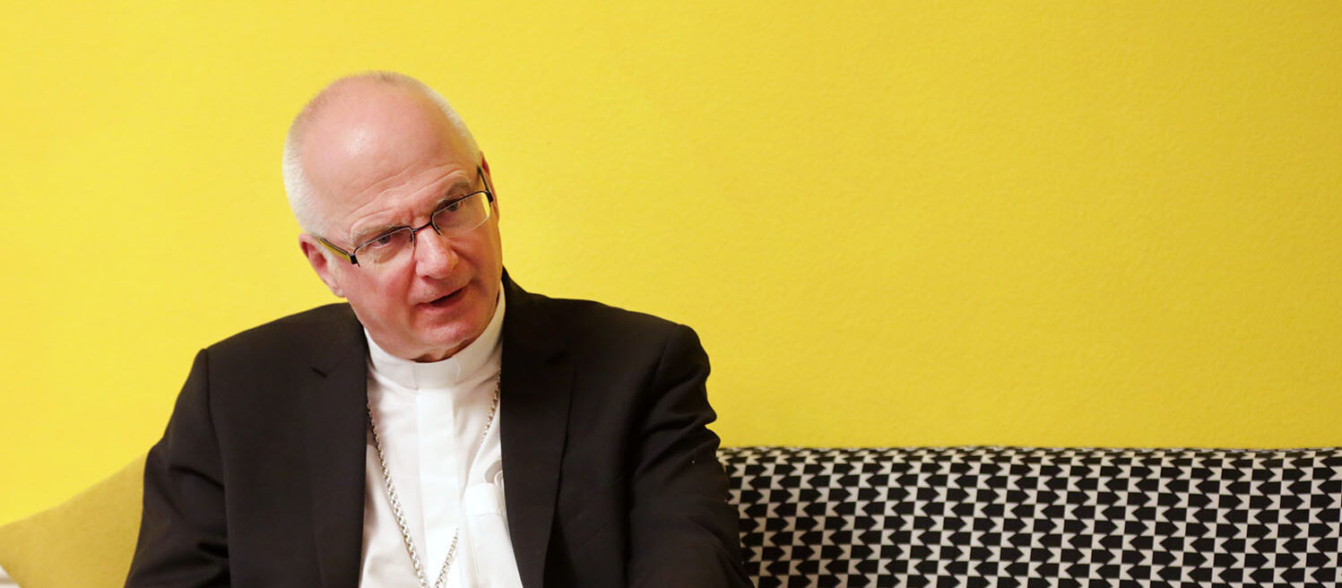 Mgr Charles Morerod, évêque de Lausanne, Genève et Fribourg, a choisi le support du livre pour parler de son vécu face aux affaires d'abus sexuels | © Bernard Hallet