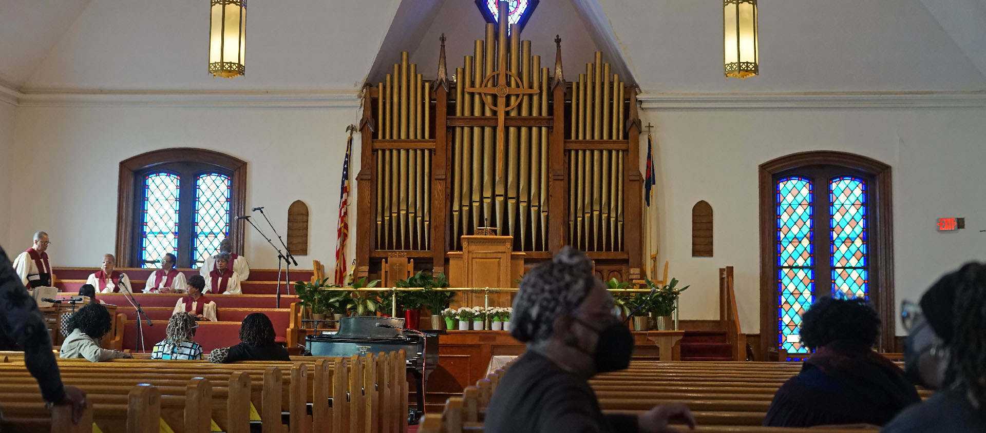 La People's Baptist Church, dans South Boston, se remplit peu à peu avant la messe | © Paul Durand