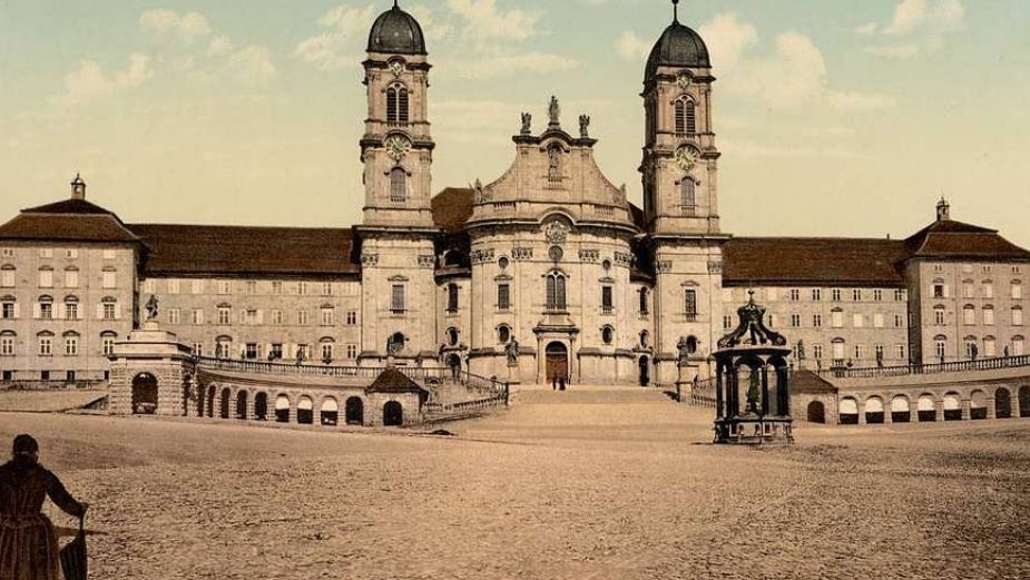 L'abbaye d'Einsiedeln et sa place pavée, carte postale de 1905 | domaine public  