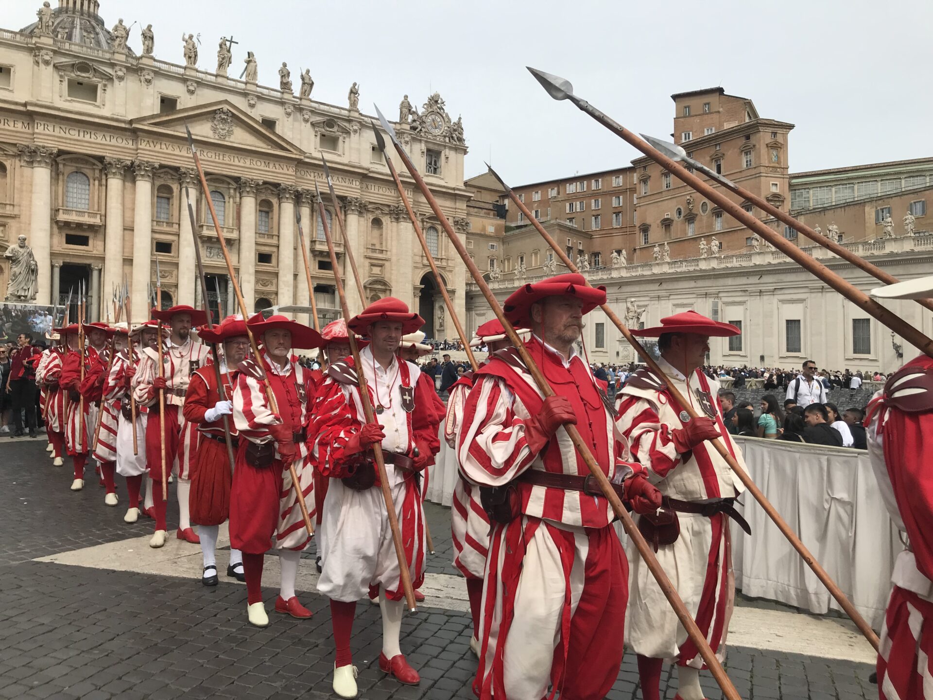 Les Cent-Suisses défilent au Vatican, 8 mai 2024 | © Imedia