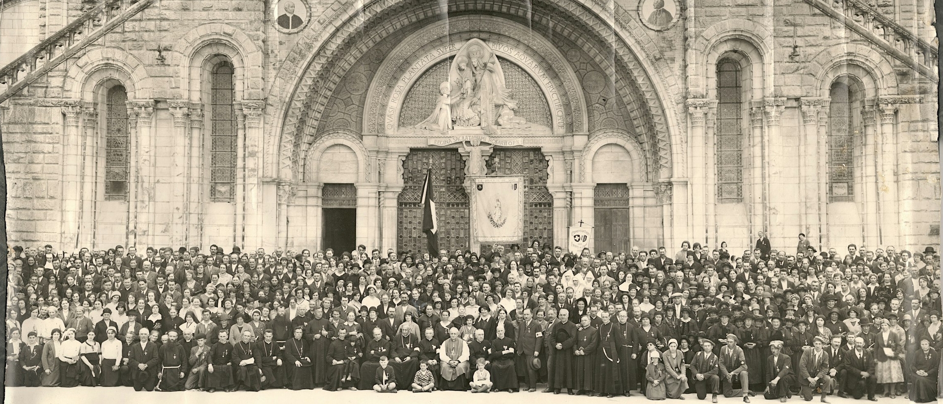 Pèlerinage interdiocésain de la Suisse romande à Lourdes dans les années 1930. Au centre Mgr Marius Besson, evêque de LGF  | domaine public NotreHistoire.ch