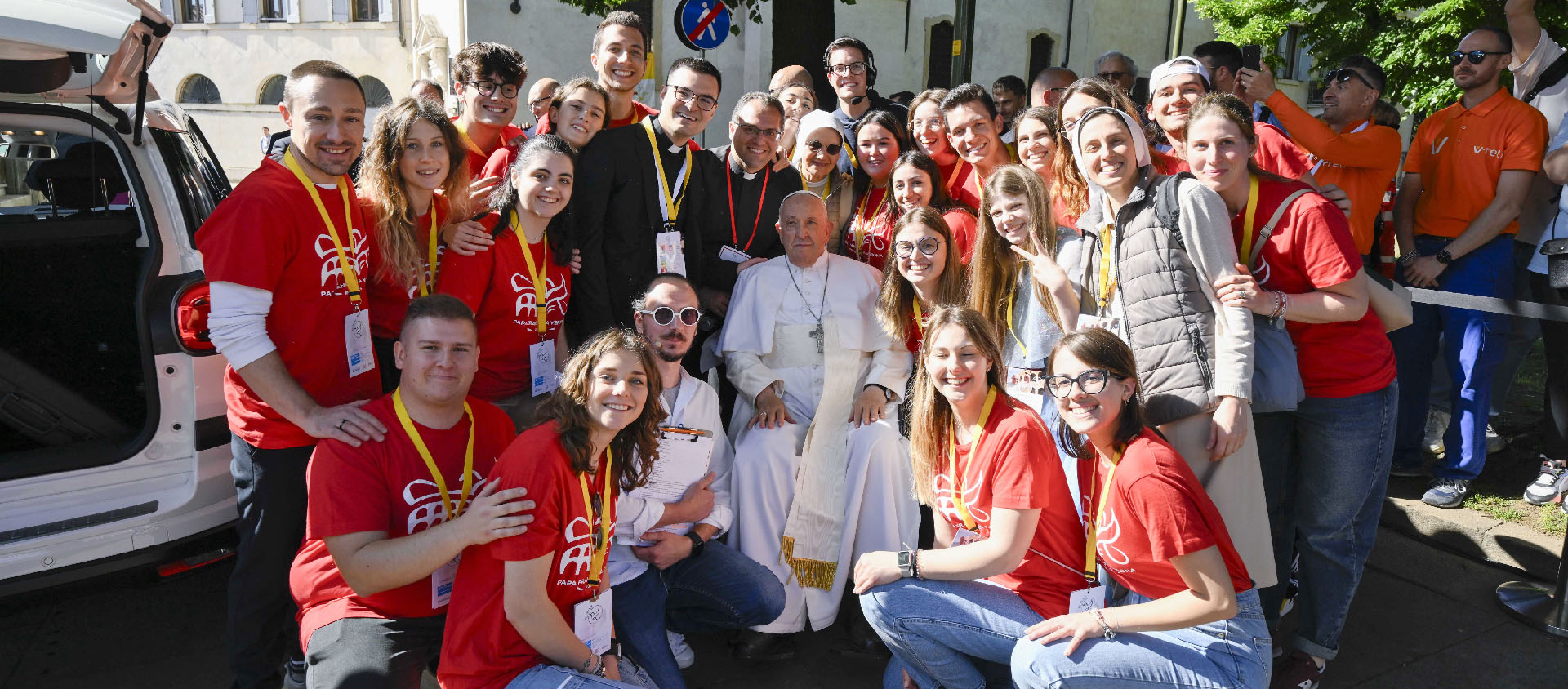 Après sa rencontre avec les prêtres, le pape a salué les enfants présents | © Vatican Media