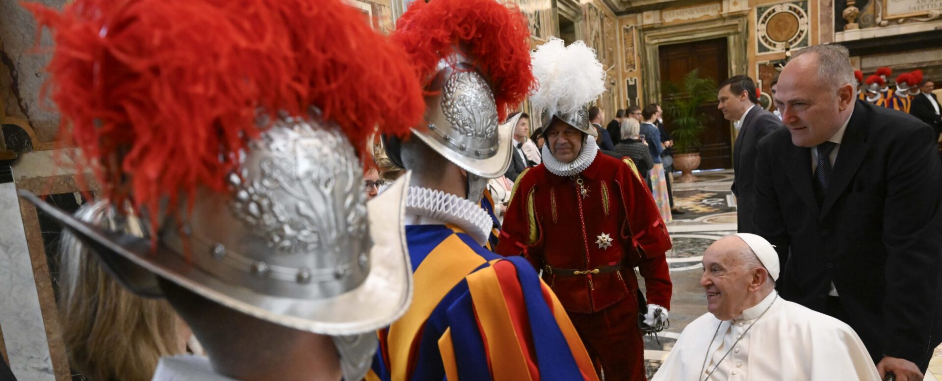 Le 6 mai 2024, le pape François a rencontré les gardes suisses devant être assermentés le jour-même | © Vatican Media