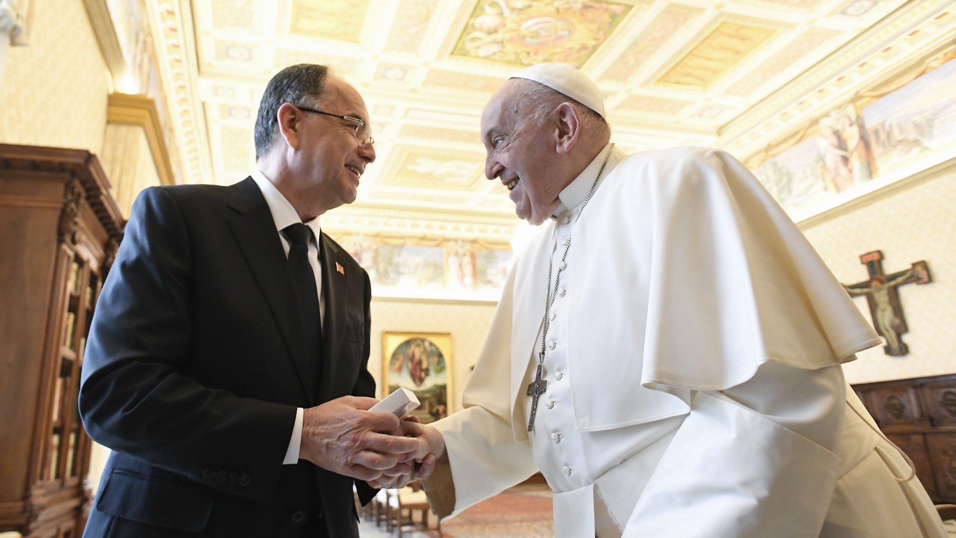 Le président albanais Bajram Begaj salue le pape François | © Vatican Media