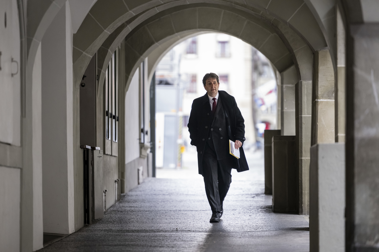 Le vice-chancelier Andre Simonazzi arpentant la Junkerngasse à Berne, le 3 mai 2024, une semaine avant son décès | © Keystone/Alessandro della Valle